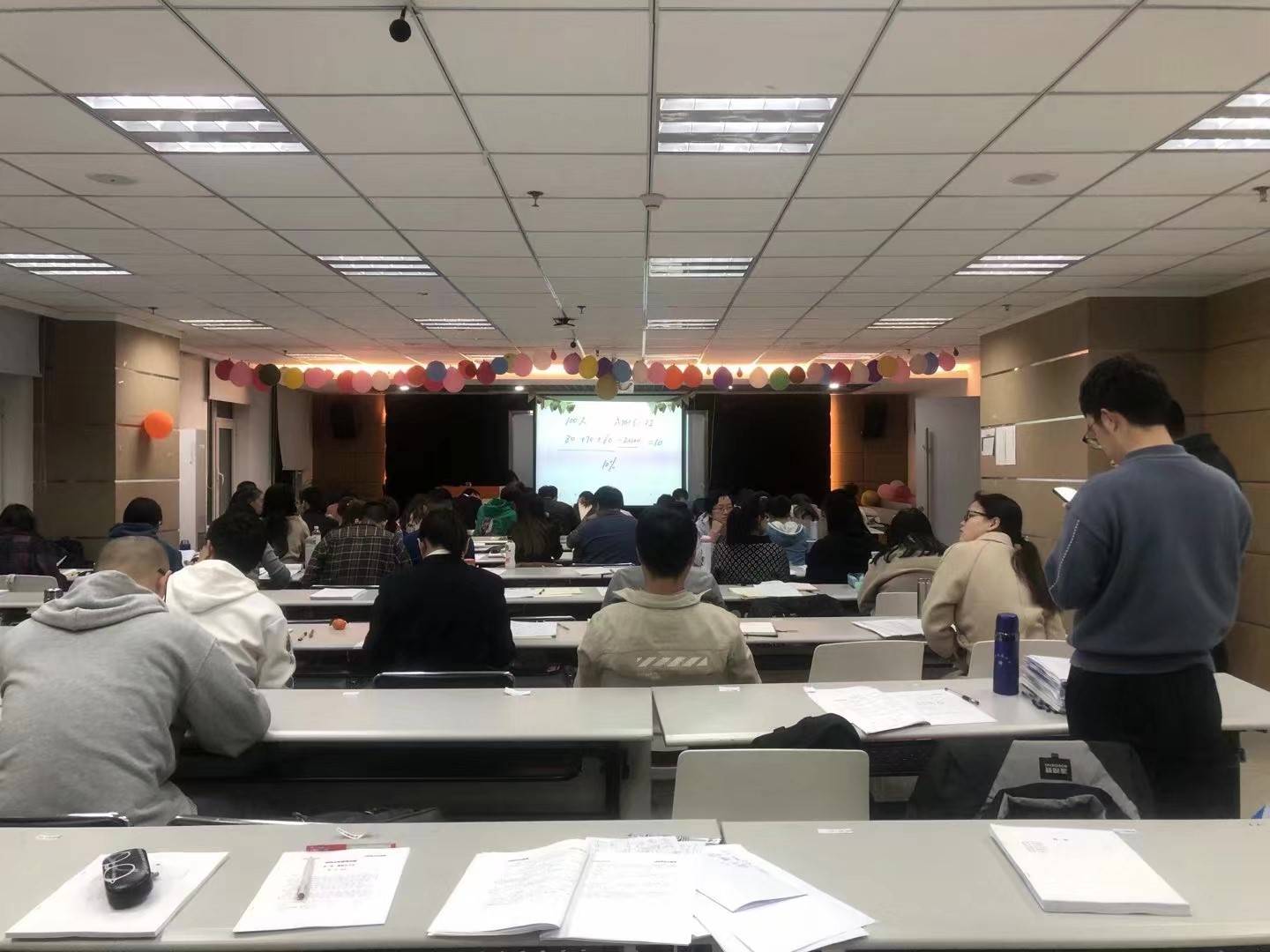 考公夜校里的“中年班”:听不懂不敢问老师,一直考到35岁-银河百科全书